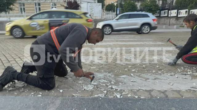  Къртят с чук маркировката от жълтите павета 